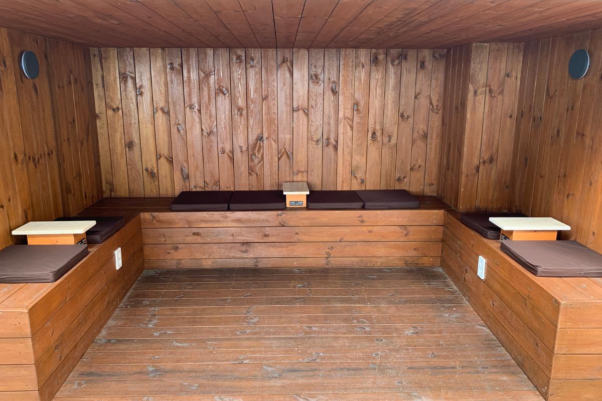 釜山CUP&CUP咖啡廳的桑拿風格座位區，提供舒適放鬆的環境