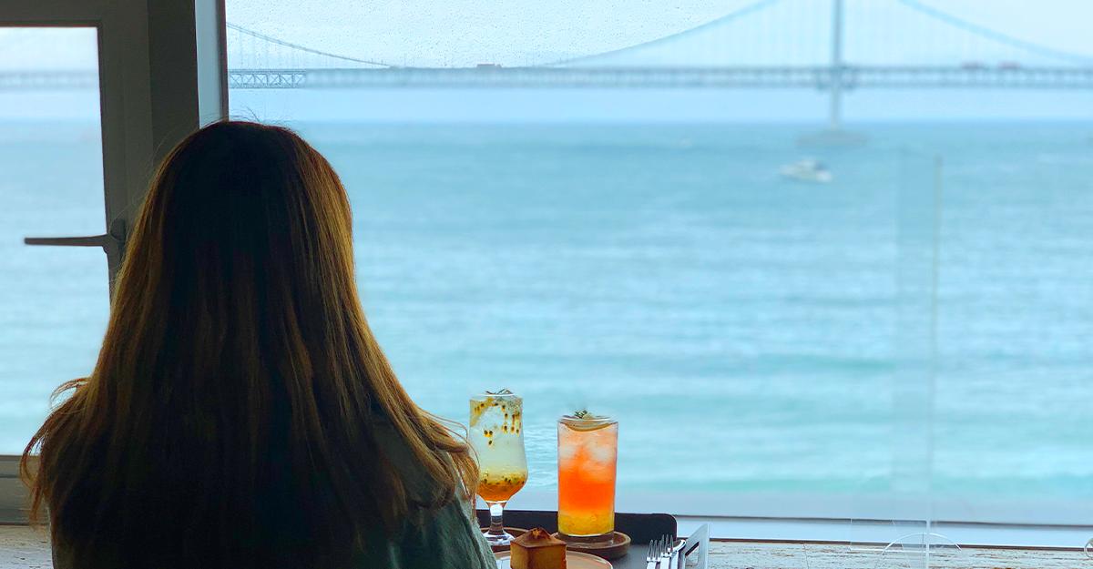 CUP&CUP: Cafe với view triệu đô nhìn thẳng ra cầu Gwangan ở Busan