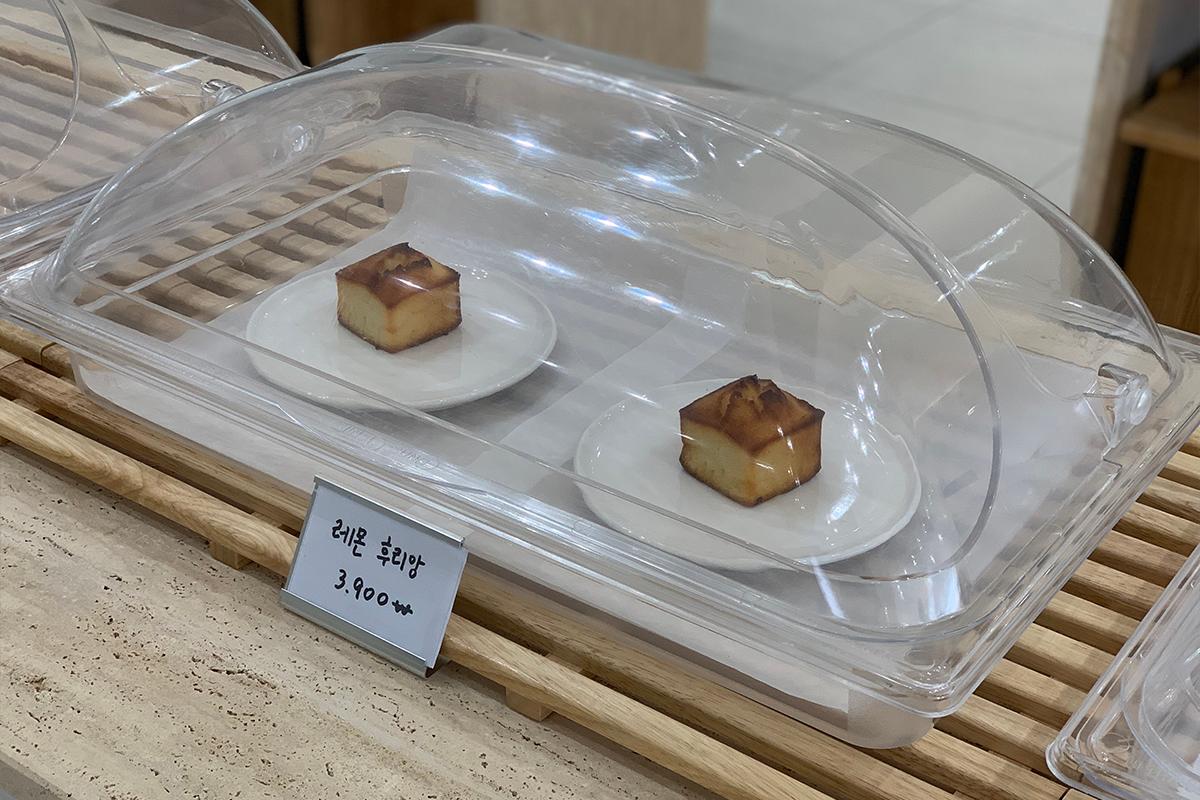 CUP&CUP咖啡廳靜謐的甜點展示櫃，檸檬瑪德蓮甜點