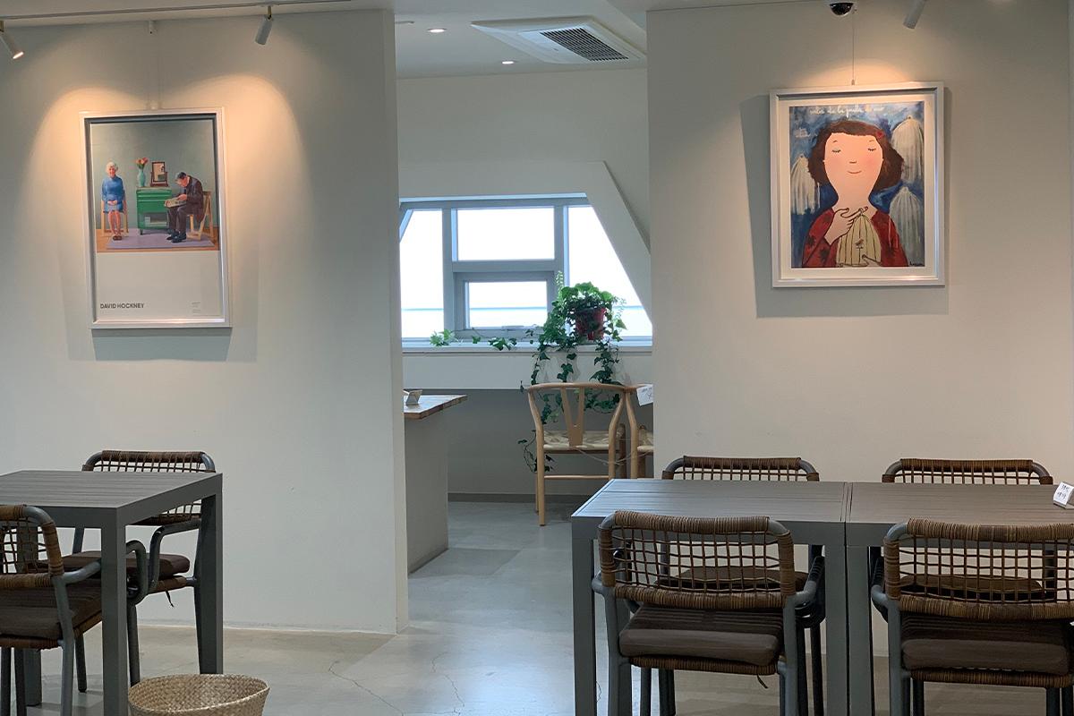 CUP&CUP咖啡廳座位區的美術裝飾和自然光照