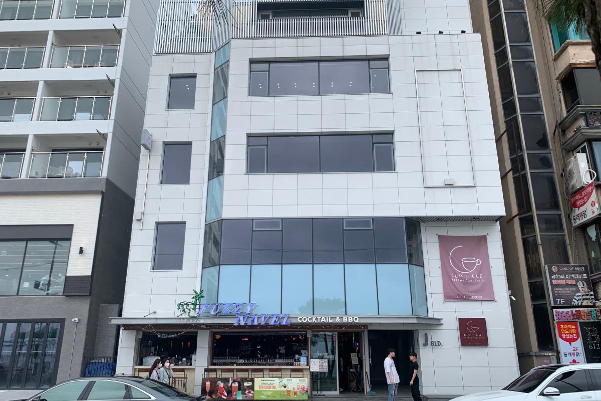 釜山CUP&CUP咖啡廳外觀，白色現代建築設計