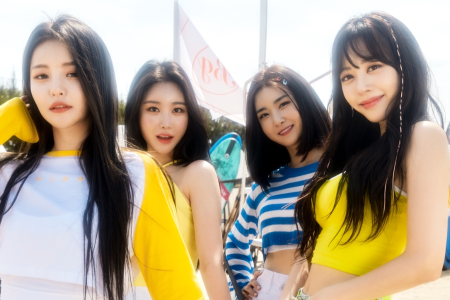 韓國女子團體以鮮豔的黃色服裝在戶外拍攝的照片。這張圖片與韓國音樂逆行趨勢有關。