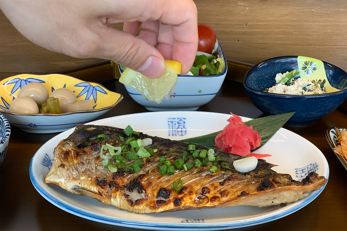 青花魚韓式套餐特寫，搭配豉油蛋飯和韓式牛肉海帶湯。