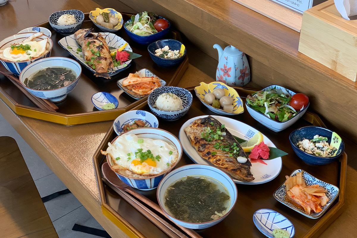 Another shot of two orders of grilled fish on large tray on table in restaurant