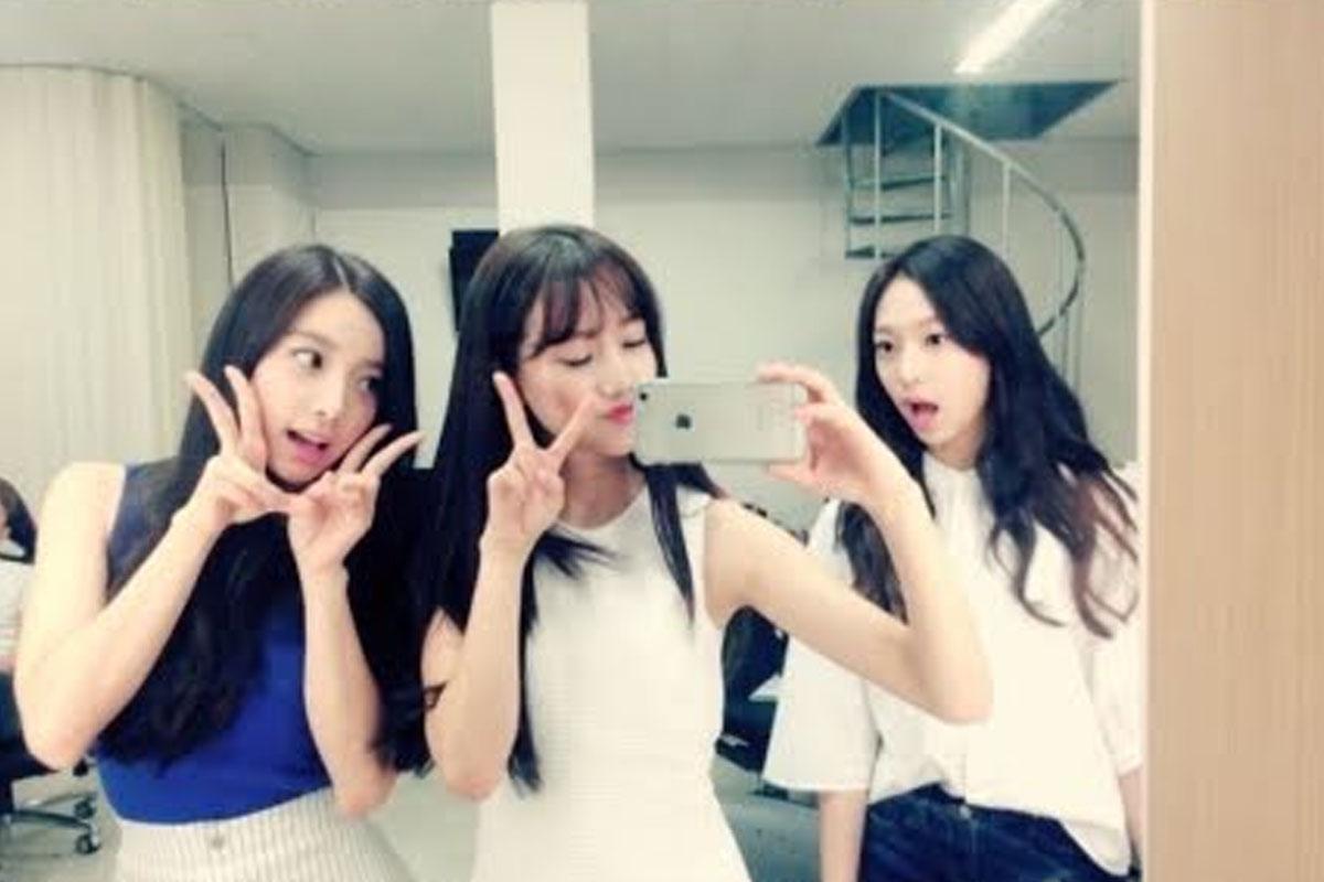 สมาชิกวง APRIL ถ่ายเซลฟี่ในกระจกในสตูดิโอหรือห้องซ้อม