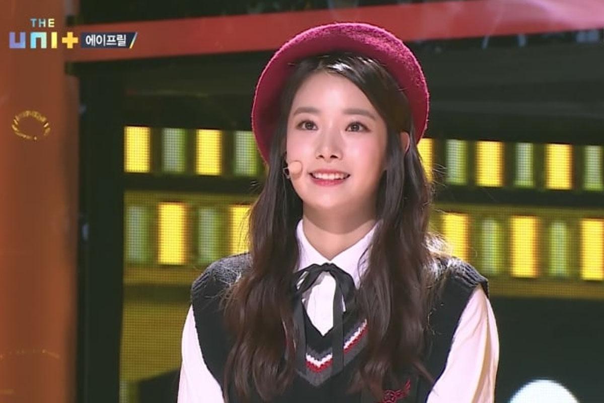 สมาชิกวง APRIL ในรายการ The Unit ของเกาหลีพร้อมหมวกสีแดงและเงาในการแสดง