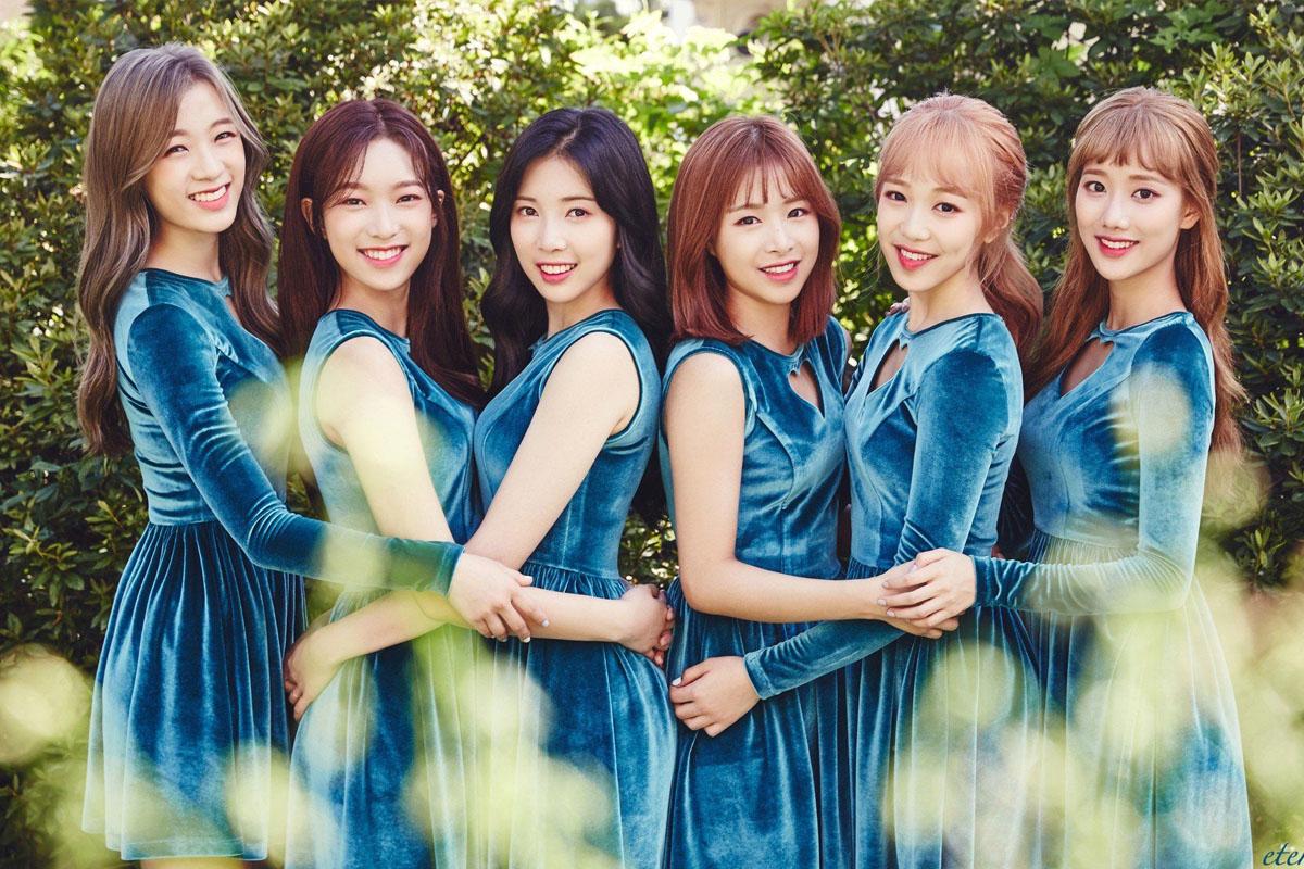 สมาชิกวง APRIL ในชุดเดรสสีน้ำเงินจับมือกันในสวนสาธารณะหรือพื้นที่สีเขียว