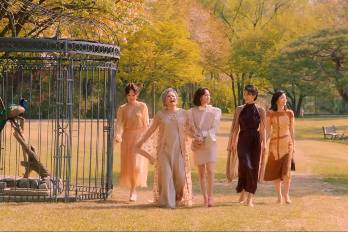 cảnh 5 người đi dạo trong khuân viên biệt phủ họ Han trong phim Mine - bộ phim Hàn Quốc đang gây sốt