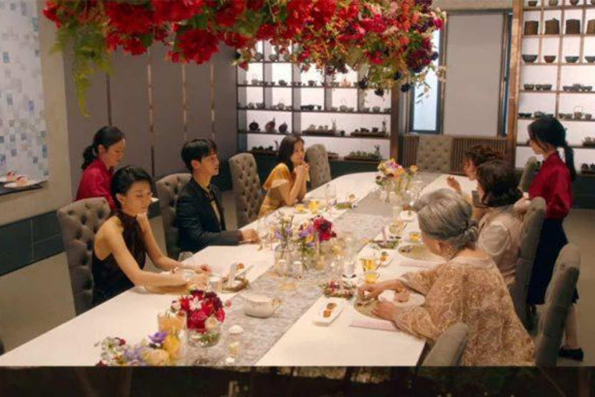 Cả gia đình ngồi quây quần ăn tối bên bàn cơm ở biệt phủ họ Han trong phim Mine - bộ phim Hàn Quốc đang gây sốt