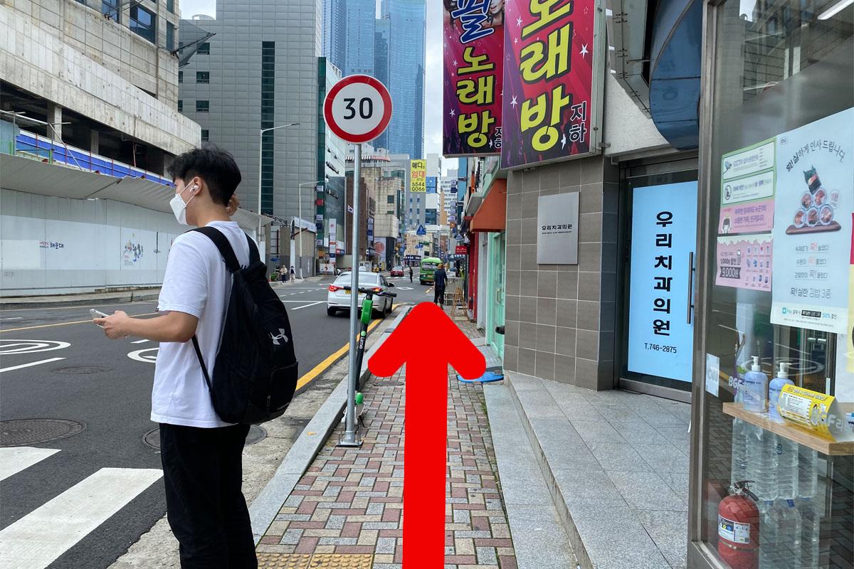 Esquina que conduce a la entrada de una calle con tiendas en Busan.