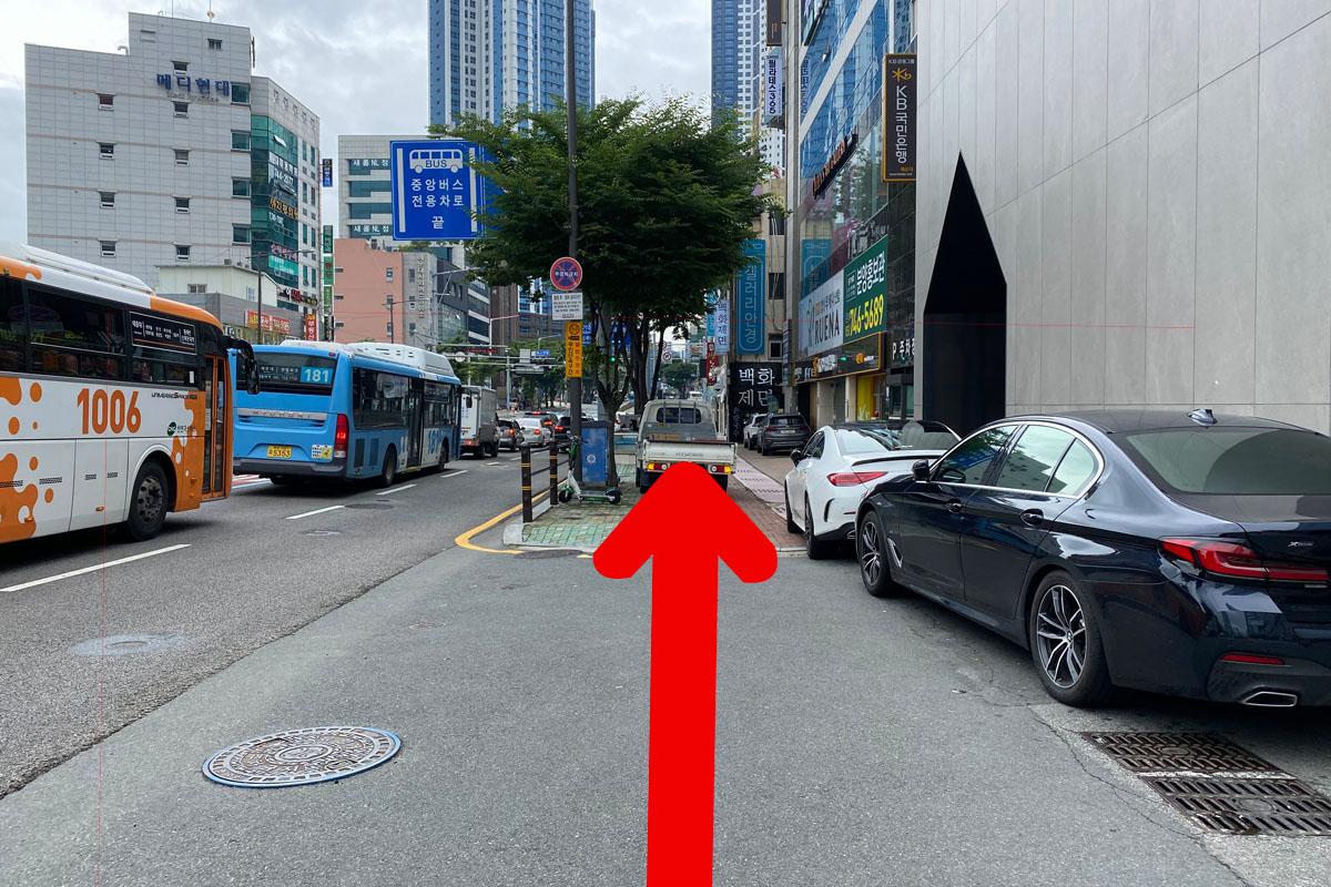 Vista de una calle atestada de autobuses y coches fuera de la estación de Haeundae.