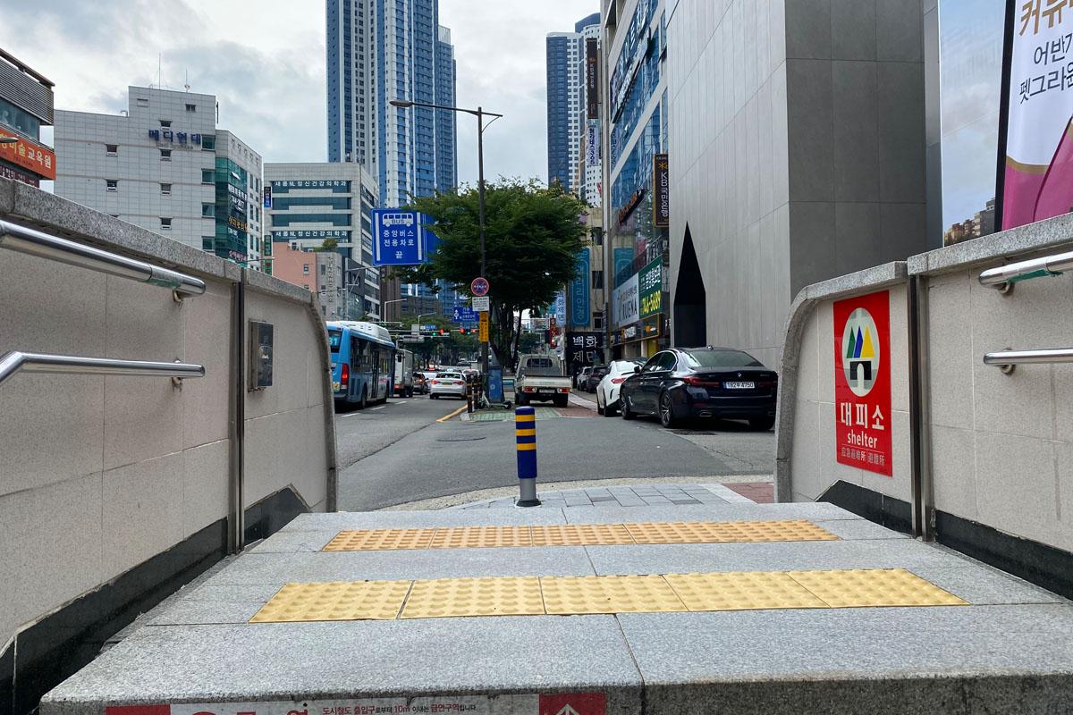 Vista desde el exterior de la salida de la estación de Haeundae.