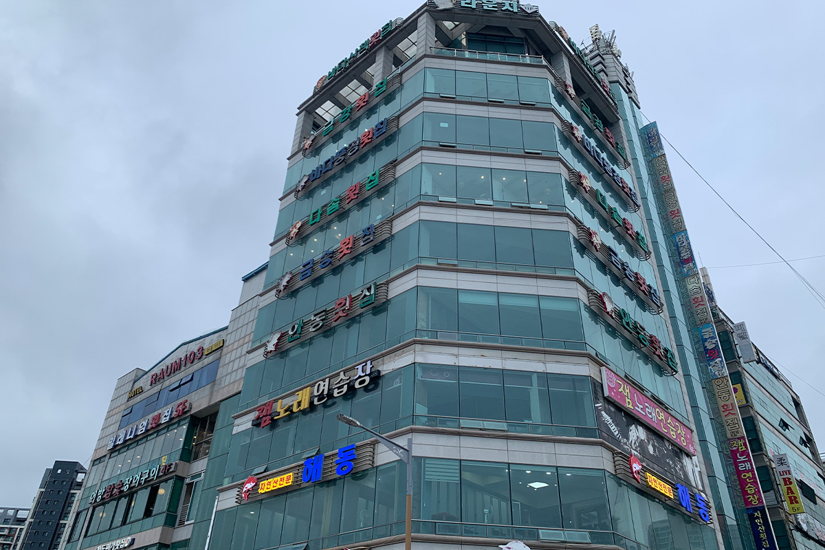 韓國釜山一棟大型建築物，一樓商店中的活魚商店，以新鮮海產品聞名，是當地人和遊客的天堂。