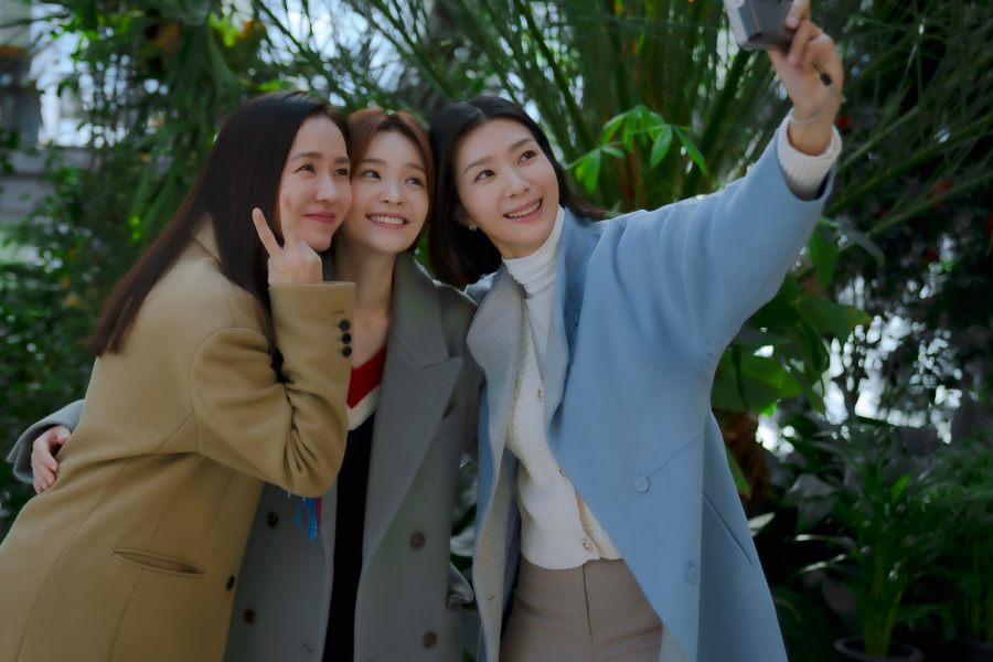 韓国ドラマ、39歳、女性たちが集まってセルフィーを撮るシーン