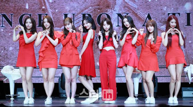 ガールズグループLovelyzのメンバーが赤い衣装で揃ってポーズを決める