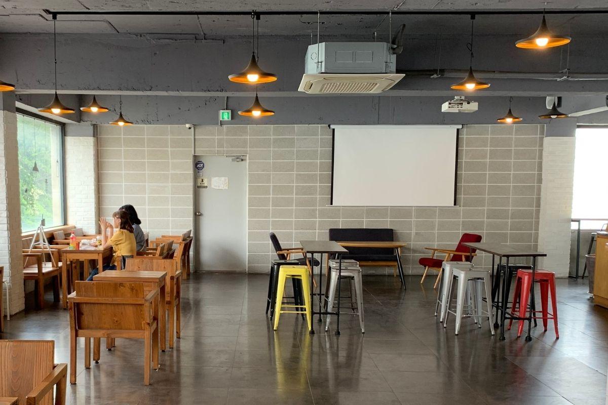 CAFE AVANT GARDE interior