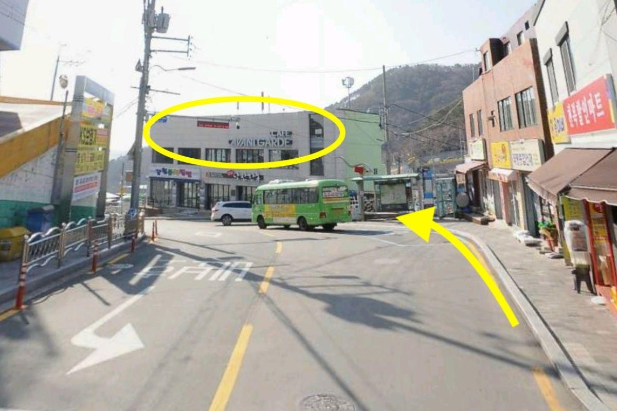 Arrow pointing the way to CAFE AVANT GARDE