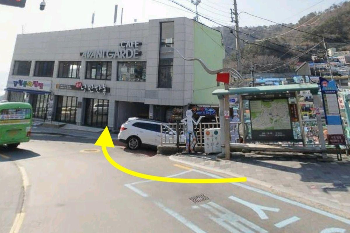 Gamcheon Elementary bus stop by CAFE AVANT GARDE