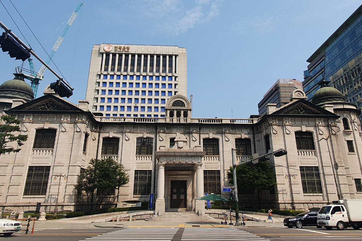 Another pan out shot featuring exterior of Bank of Korea Money Museum