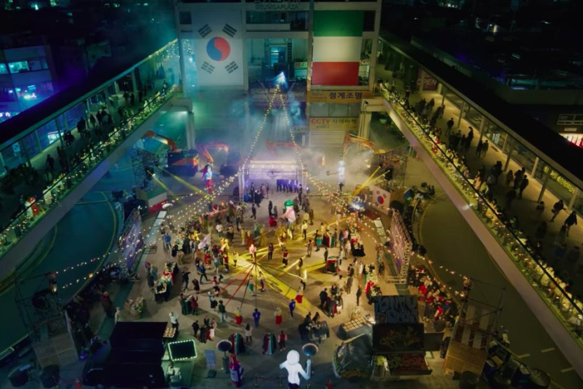 Veduta dall'alto di un cortile affollato al Sewoon Cheonggye Shopping Center adornato con bandiere coreane e italiane.