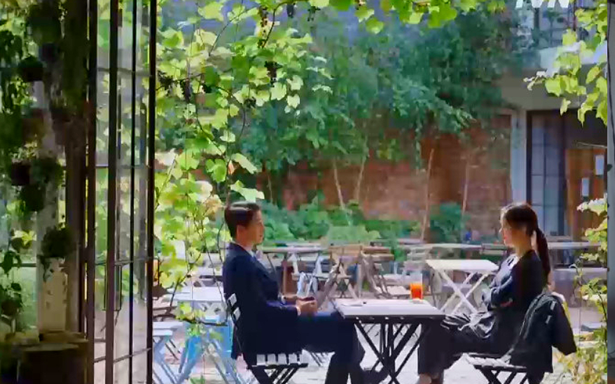 Scena del Grandpa Factory Coffeeshop, con un'atmosfera rilassata e arredamento artistico.