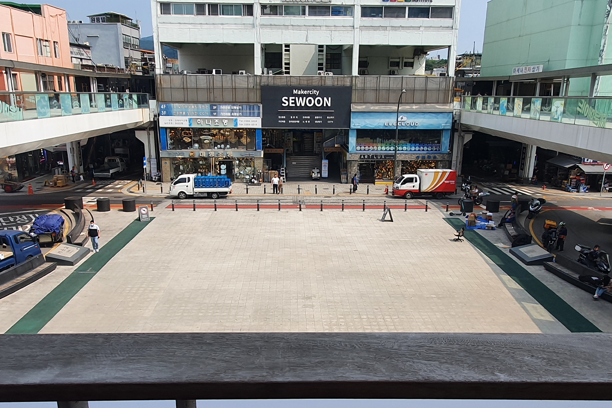 Courtyard area in front of shopping center in Seoul