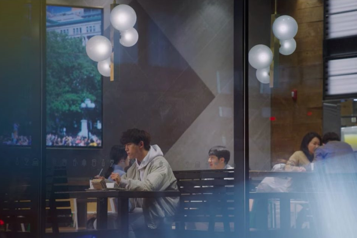 Interno del ristorante Shake Shack con clienti seduti al tavolo.
