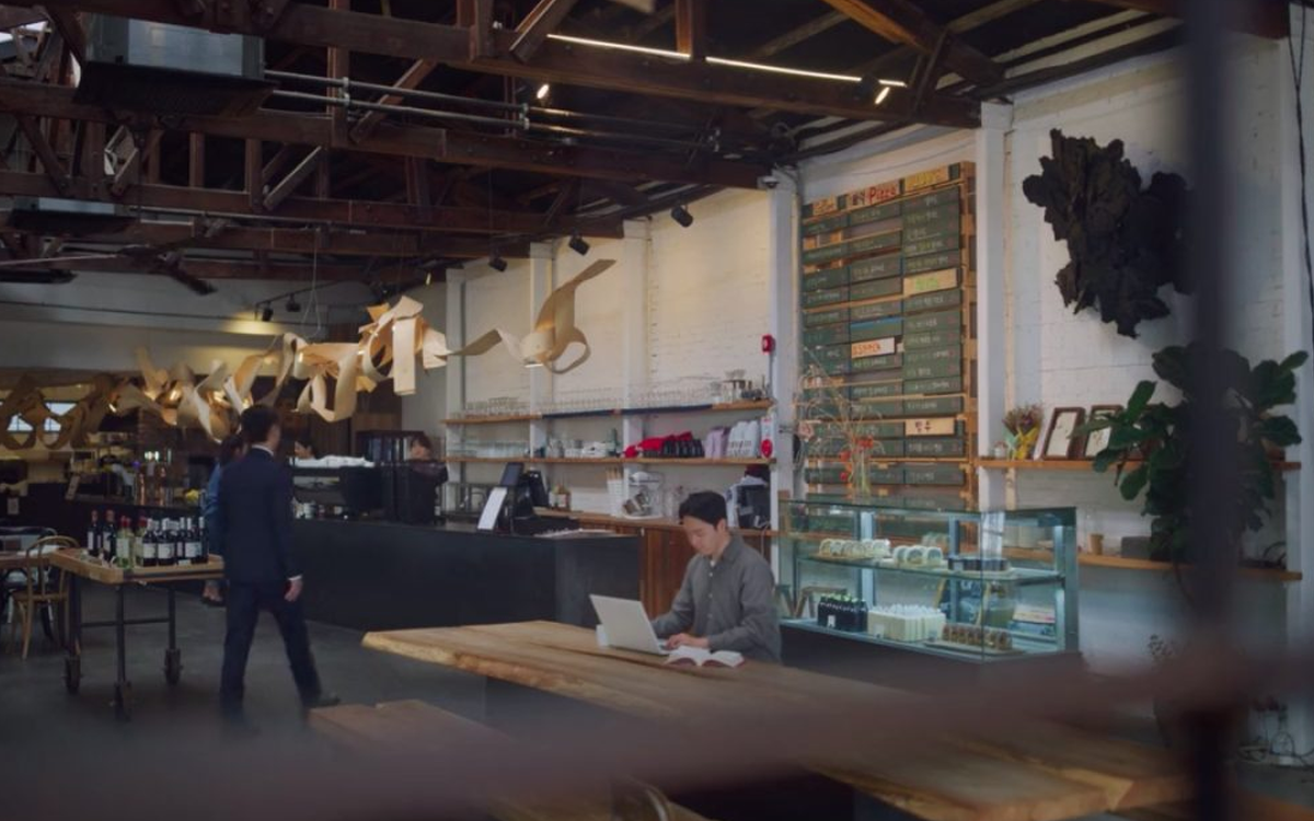 Dettaglio dell'interno del caffè Grandpa Factory con design moderno e creazioni artistiche.