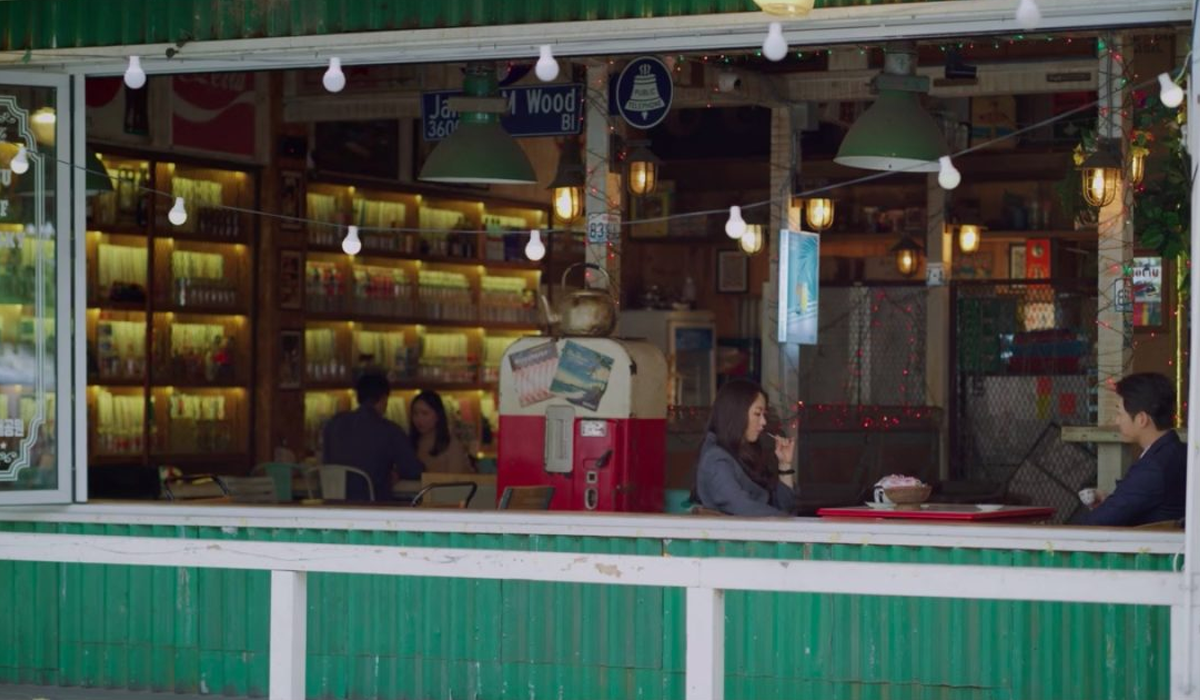 Ricca decorazione vintage del bar Adult Grand Park con pezzi da collezione.