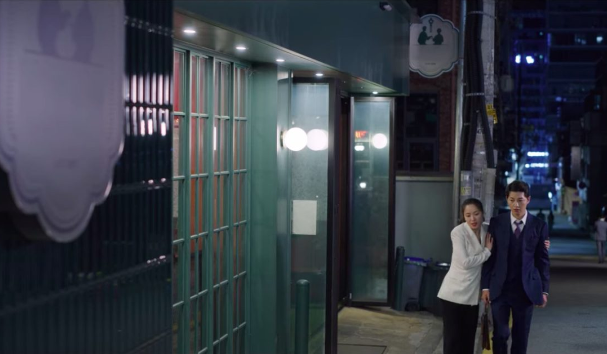 Interno del ristorante Gugudang con arredi in stile cinese, atmosfera accogliente.