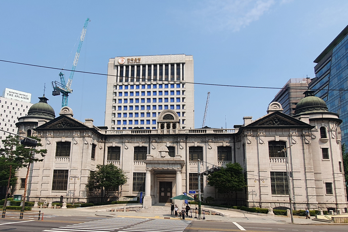 Pan out shot of exterior of Bank of Korea Money Museum