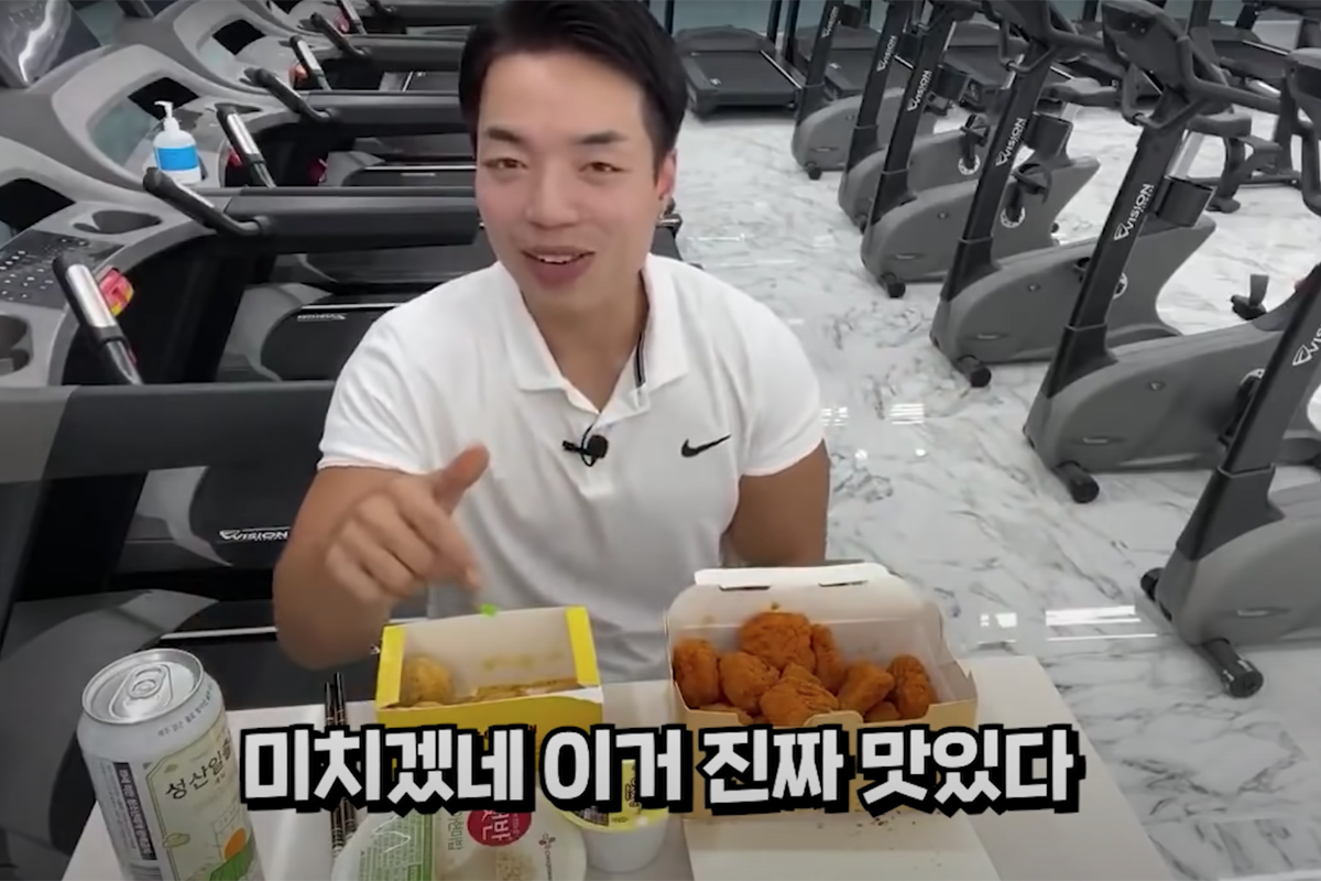 韓國YouTuber「핏블리 FITVELY」分享高卡路里食物和健身挑戰的視頻場景。