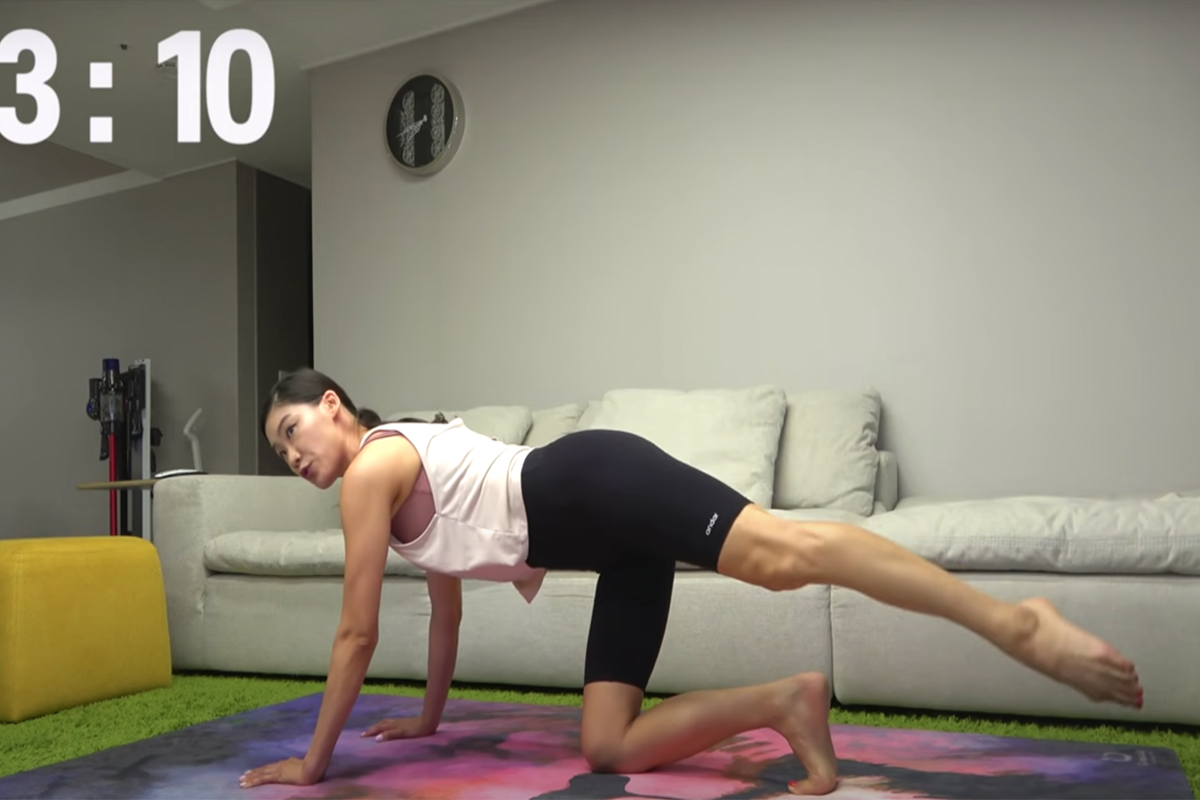 韓國YouTube頻道「강하나스트레칭_stretching」的家居運動視頻,展示腿部伸展。