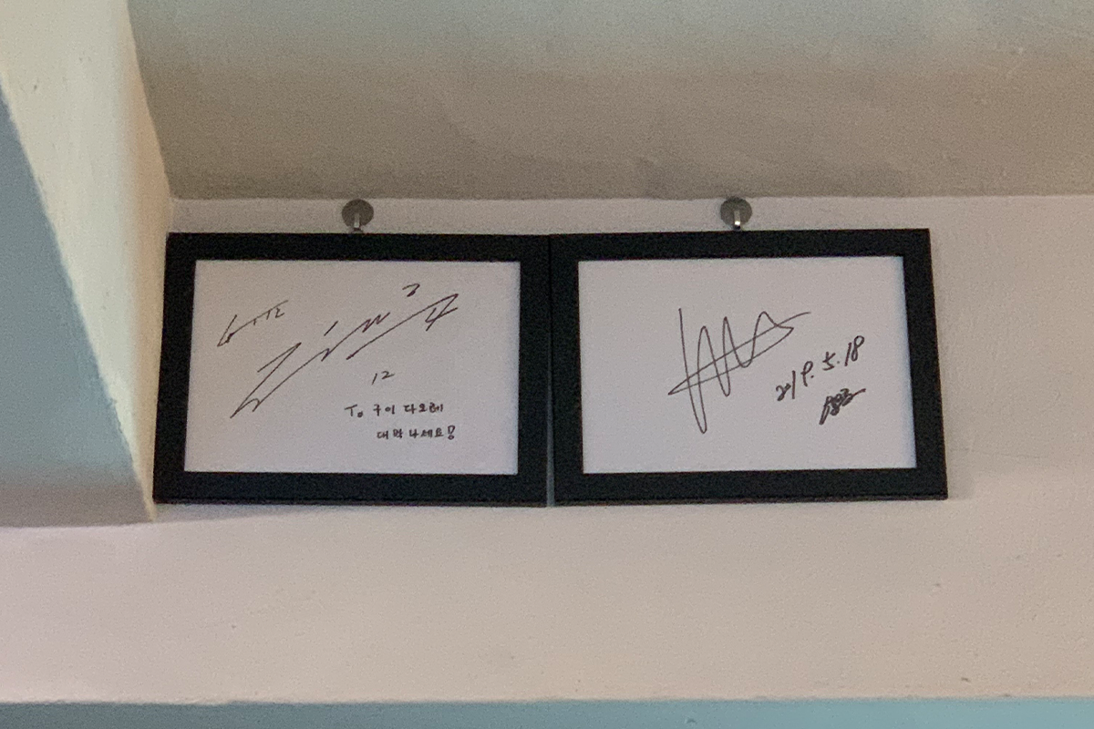 Gerahmte Autogramme an der Restaurantwand von Prominenten, die das Restaurant besucht haben