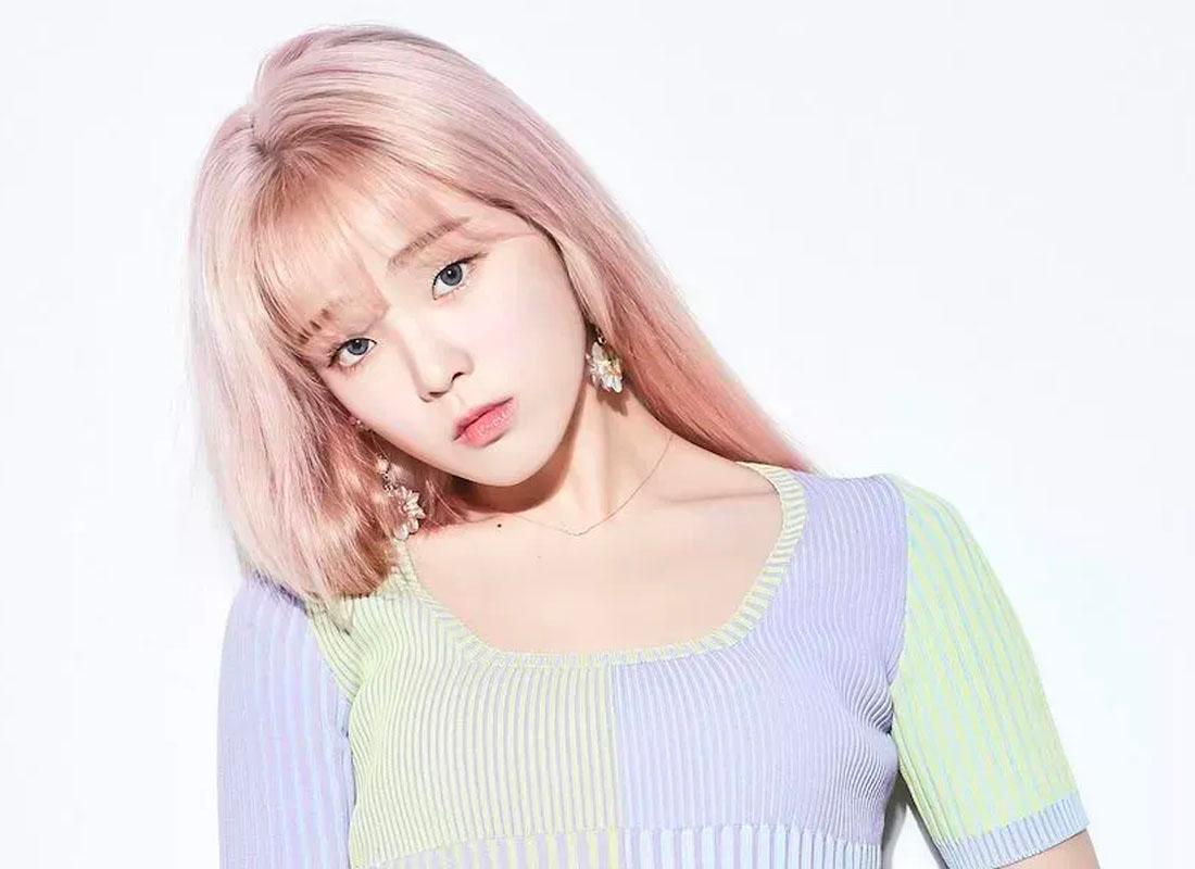 ซึงฮี โอ้ มาย เกิร์ล สวมชุดสีสันสดใส อยู่ใต้แสงไฟสีม่วงสวยงาม