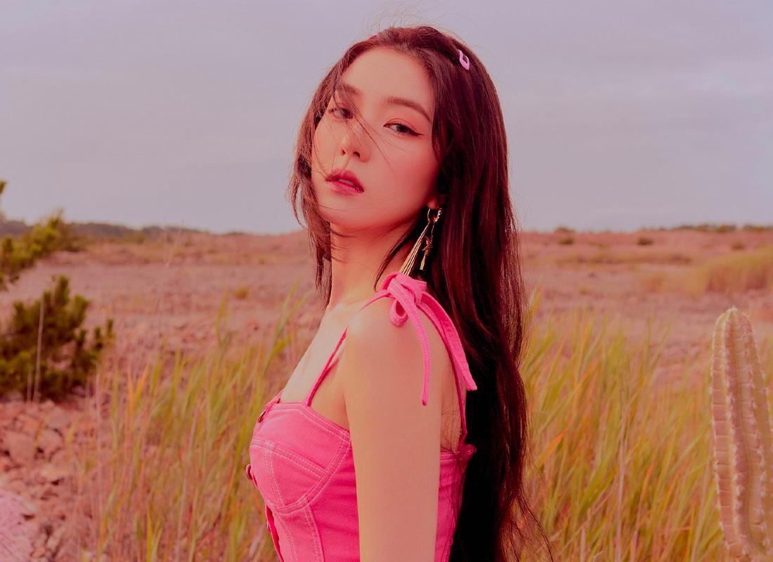 ไอรีน เรด เวลเวท ใส่ชุดเดรสสีเหลืองอ่อนกลางฐานหลังคาเขียวขจี