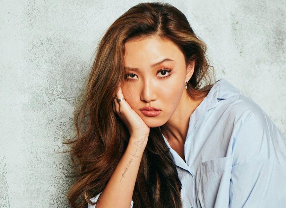 ฮวาซา มามามู ในชุดเดรสลายดอกไม้พร้อมพร็อพบรรยากาศเทพนิยาย