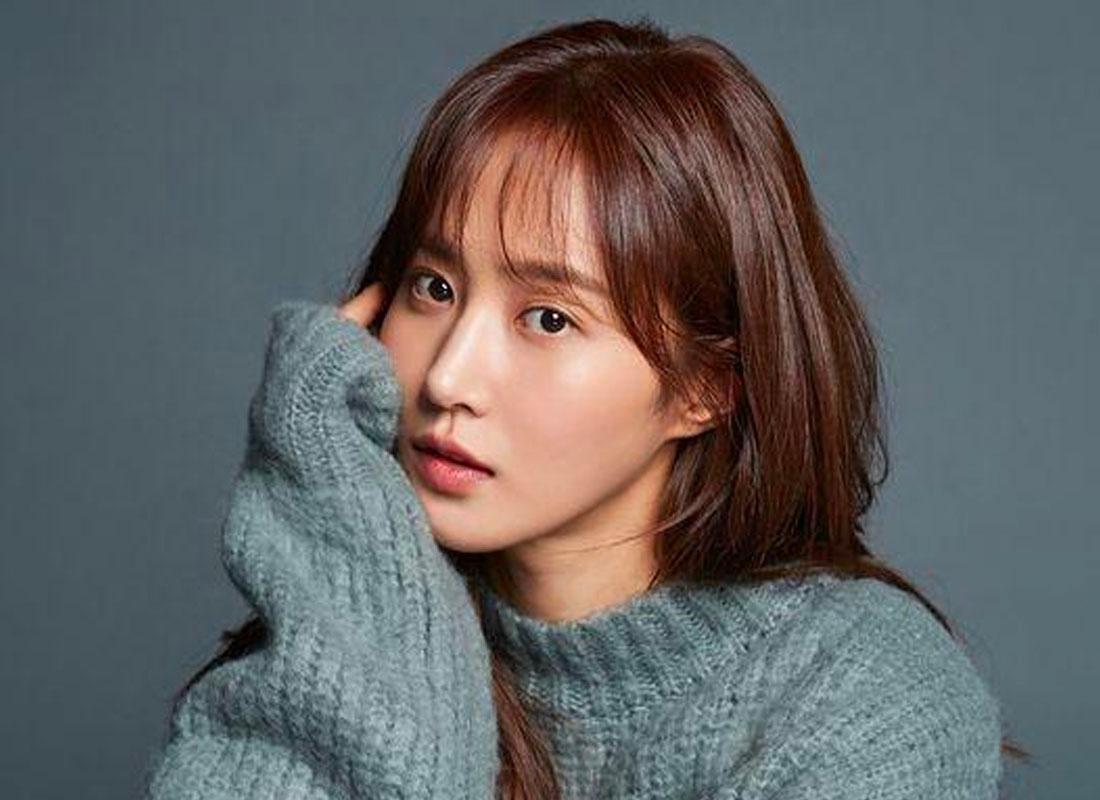 ยูริ เกิร์ลเซ็นแนเชินสวมใส่แจ็คเก็ตเดนิม ท่ามกลางบรรยากาศกลางแจ้ง