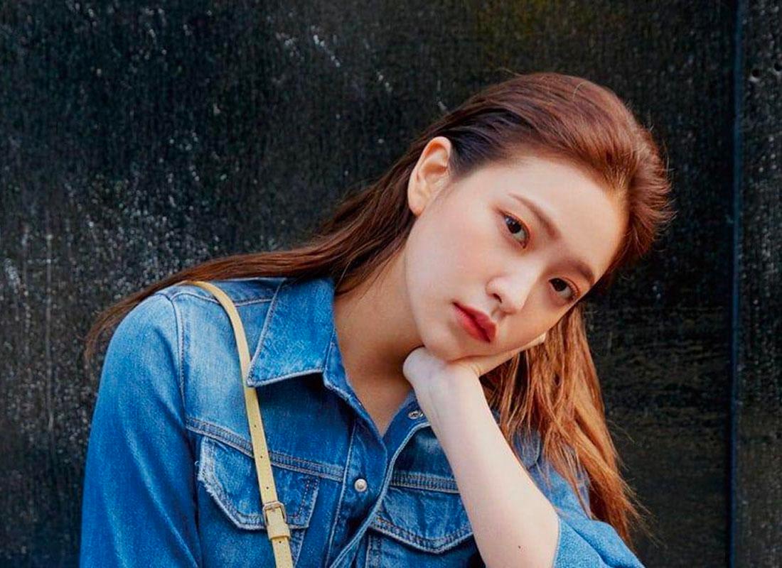 เยริ เรด เวลเวท กับชุดสีฟ้าสดใสใต้ท้องฟ้าสีคราม