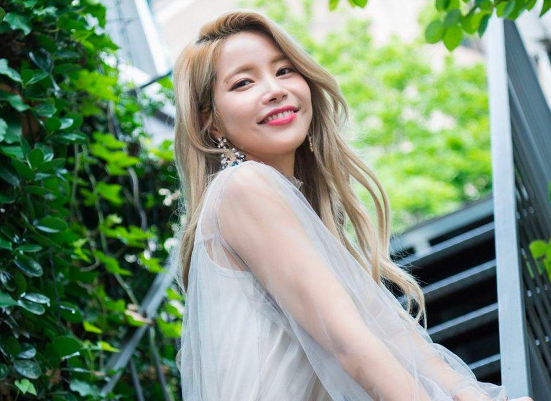 โซลาร์ มามามู สวมเสื้อโปโลสีกรมเข้มคู่กับกระโปรงสีขาวในสไตล์เรียบง่าย