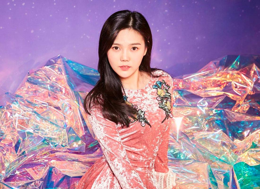 โฮจอง โอ้ มาย เกิร์ล กับเสื้อผ้าที่ตกแต่งลายดอกไม้ สีสันฉูดฉาด