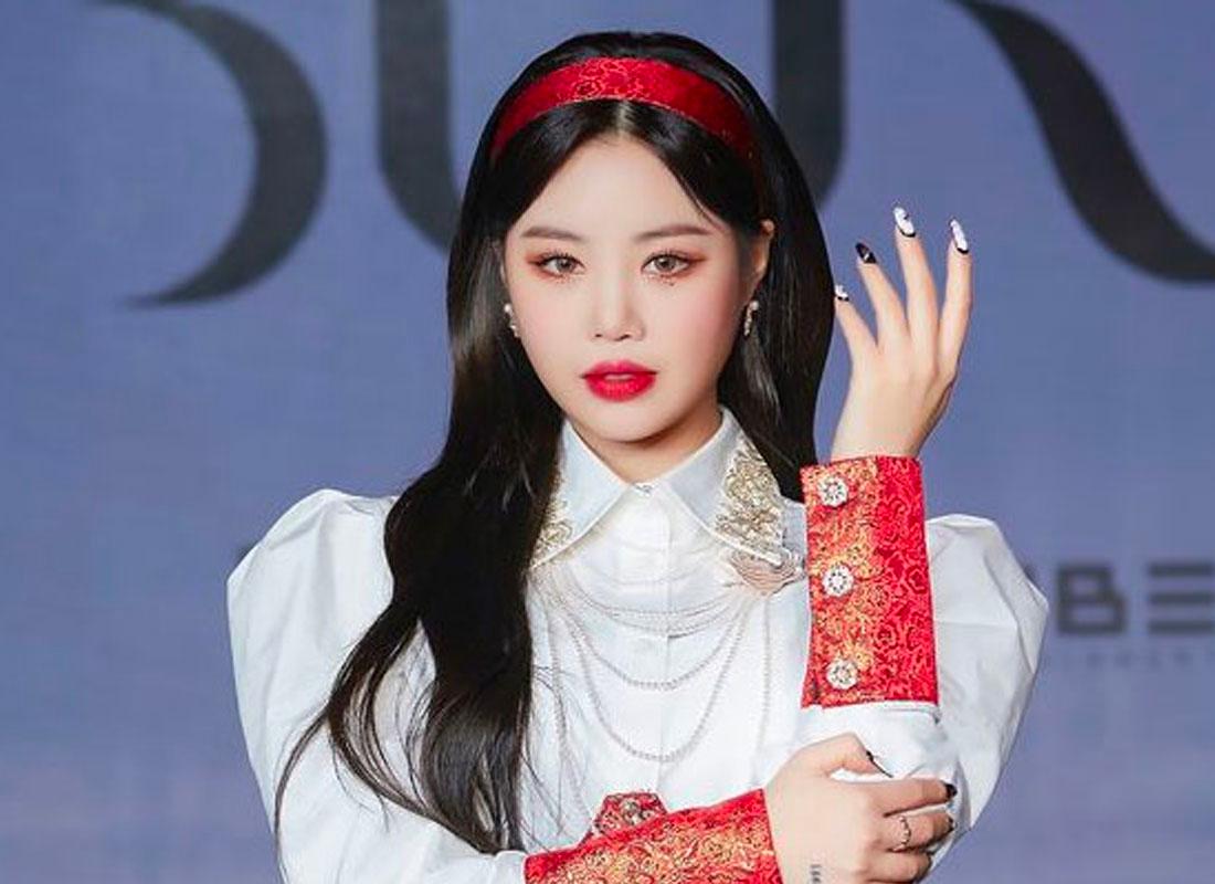 ซูจิน (จี)ไอเดิล กับเสื้อสเว็ตเตอร์แบบโอเวอร์ไซส์สีเขียวโทนเข้ม