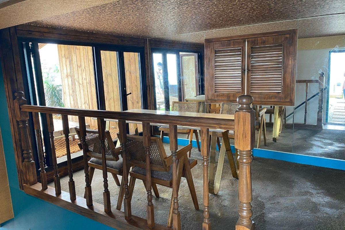 Restaurante Miposeawa en Haeundae Busan Korea, interior, mesa y sillas de madera