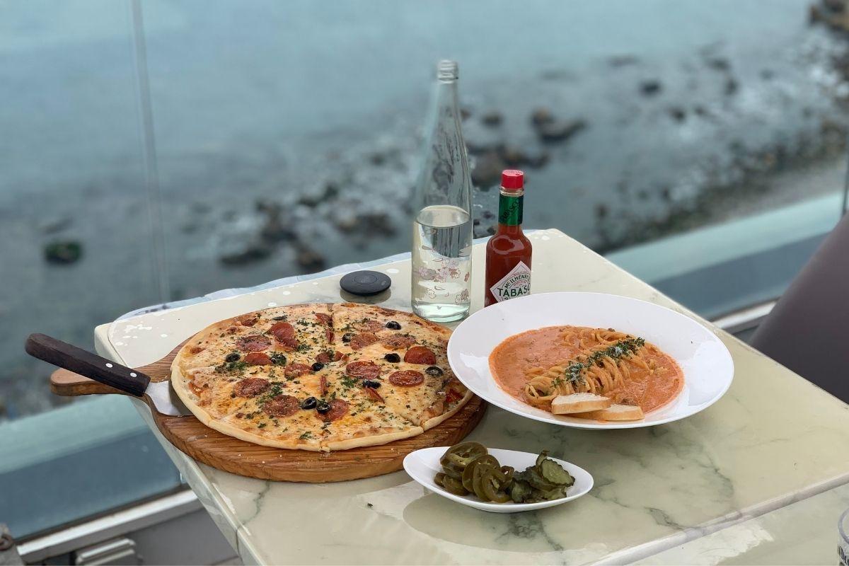 Restaurante Miposeawa en Haeundae Busan Korea, azotea, pizza pepperoni, pasta rosa