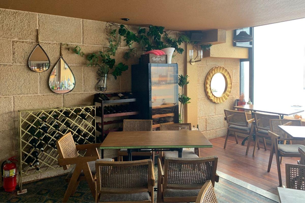 Restaurante Miposeawa en Haeundae Busan Korea, interior, mesas y sillas de madera