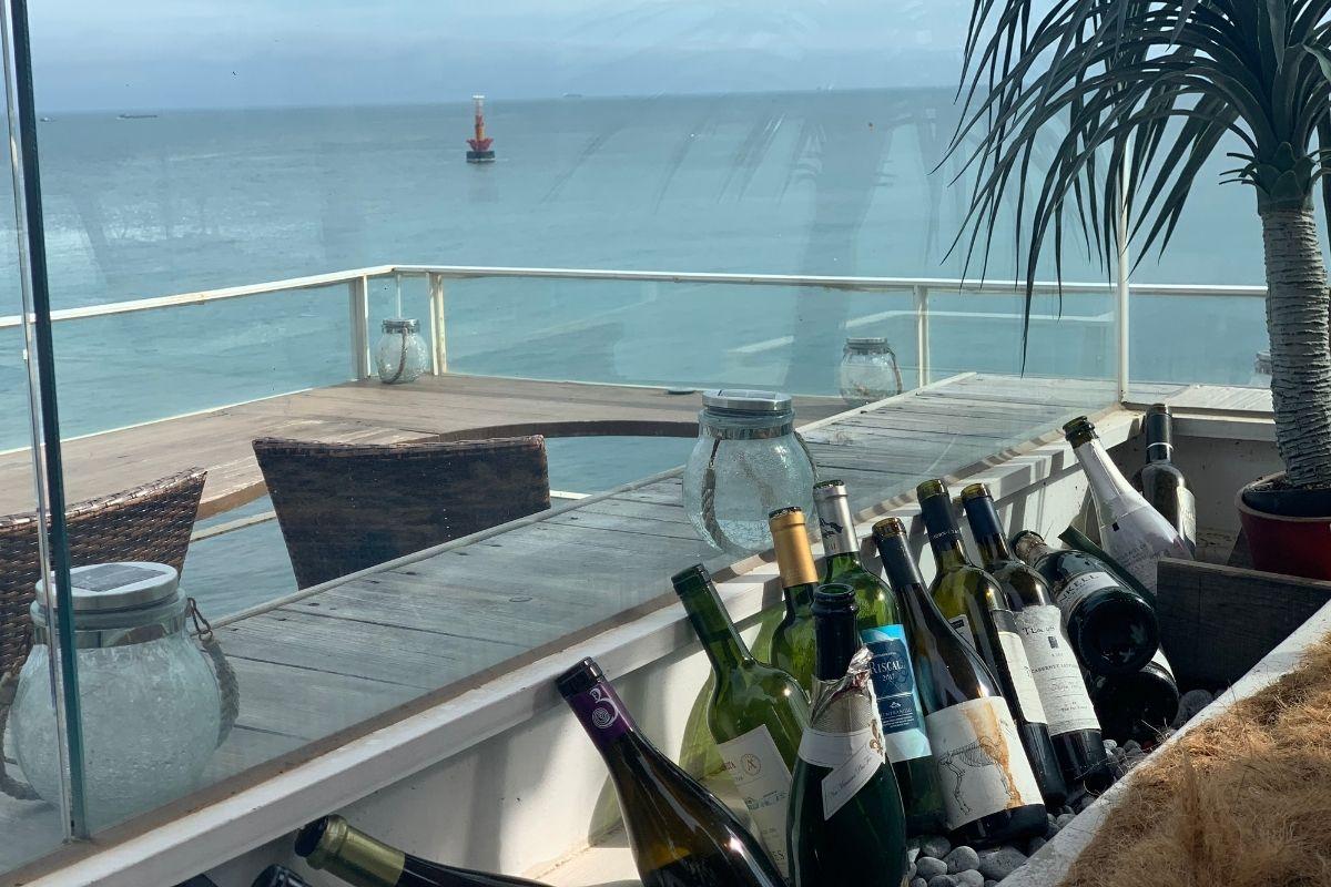 Restaurante Miposeawa en Haeundae Busan Korea, área al aire libre en azotea con vista al mar, botellas de vino