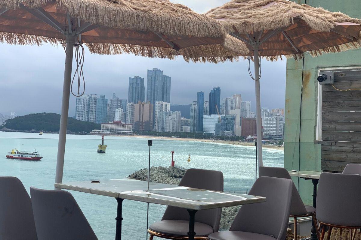 Restaurante Miposeawa en Haeundae Busan Korea, asientos al aire libre y vista al mar