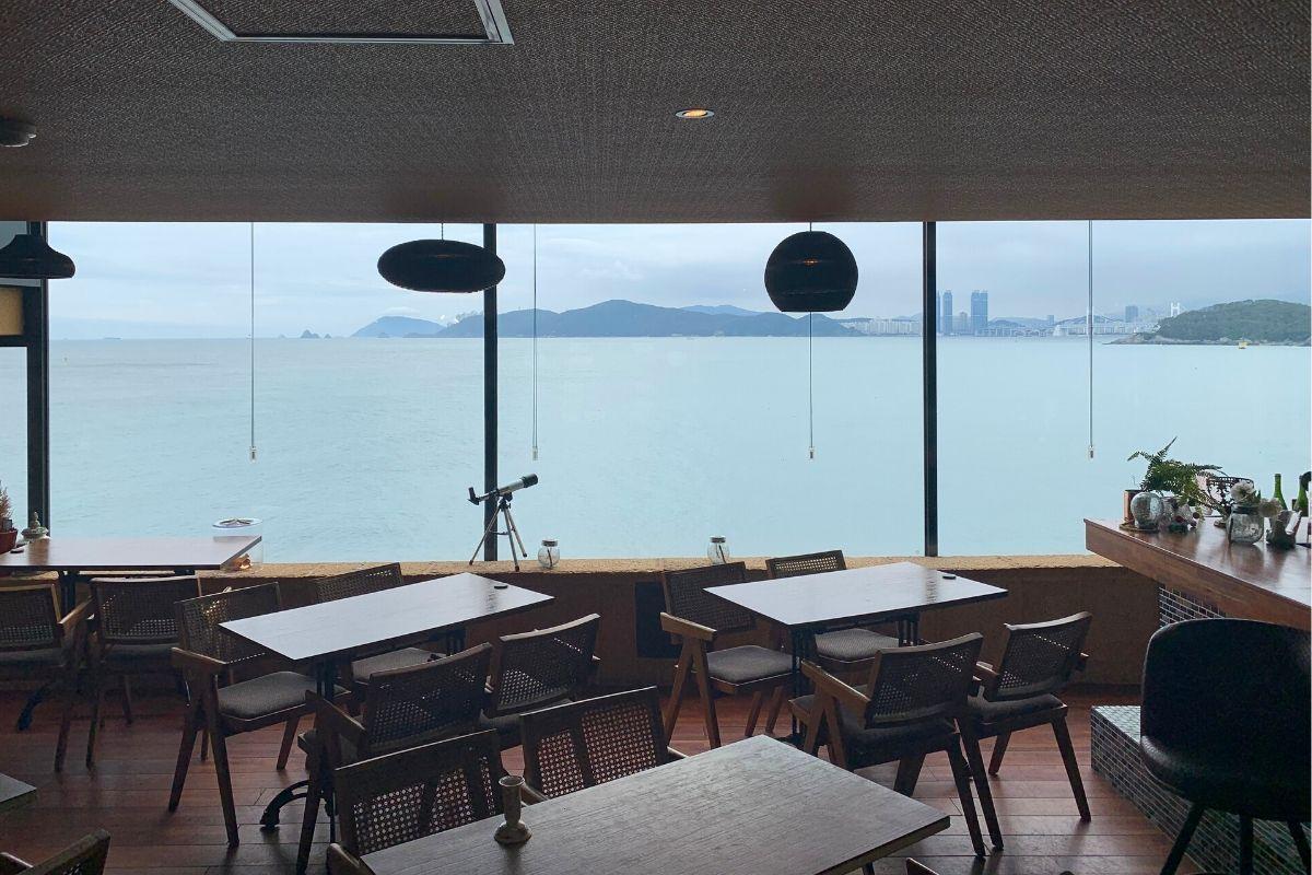 Restaurante Miposeawa en Haeundae Busan Korea, interior, mesas con vista al mar