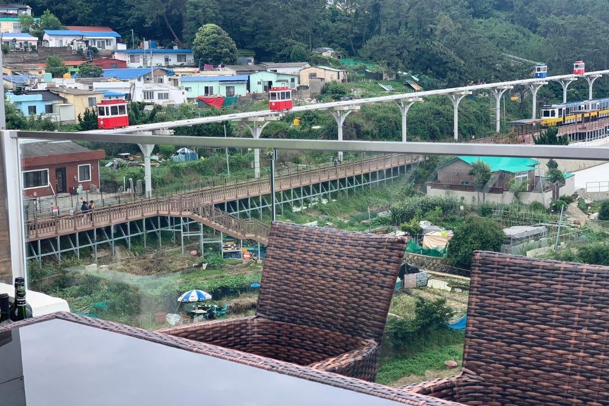 Restaurante Miposeawa en Haeundae Busan Korea, área al aire libre en azotea, vista del Parque Blueline de Haeundae