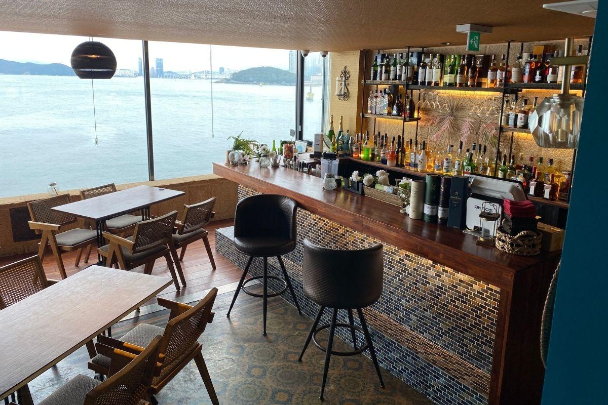 Restaurante Miposeawa en Haeundae Busan Korea, interior, bar con vista al mar y mesas